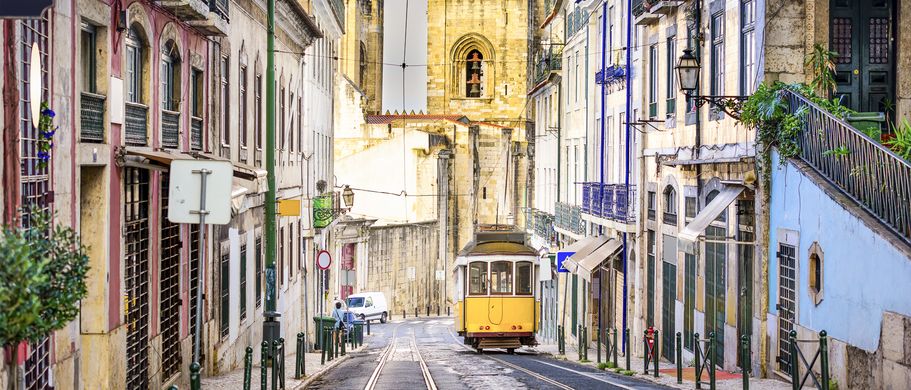 Die historische Tram rumpelt durch die romantischen Gassen von Lissabon