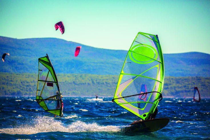 Surfer auf dem Meer in Kroatien