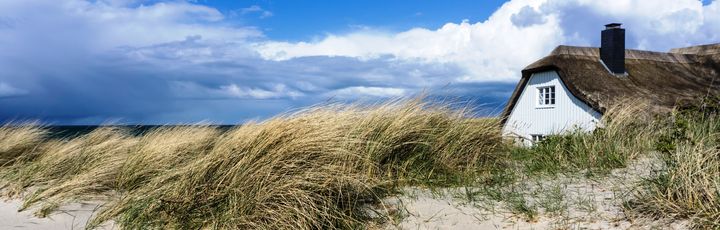 Haus am weißen Strand