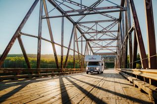 CanaDream RV fährt über eine Brücke am Athabasca River
