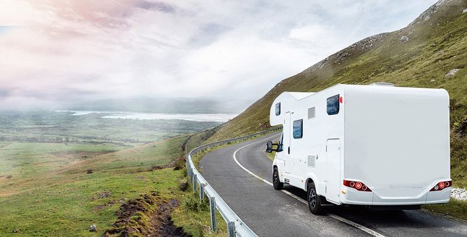 Camper auf einer Straße in Irland