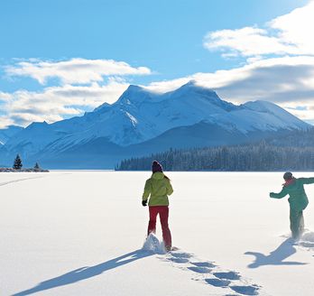 Zwei Wanderer im Schnee in Alberta
