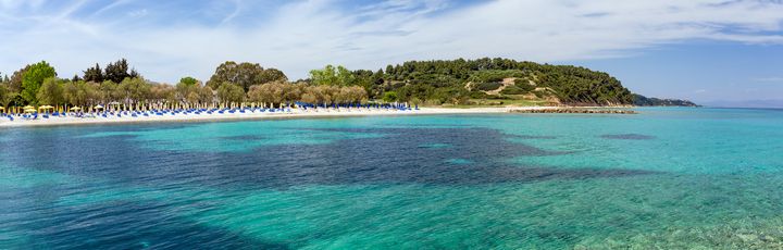 Blick vom Meer auf Kallithea mit seine kleinen Häusern und dem Strand.