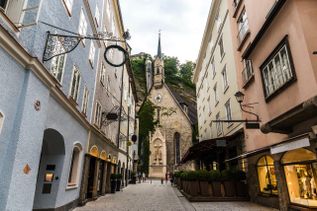 Eine enge Gasse mit alten Gebäuden in Salzburg.