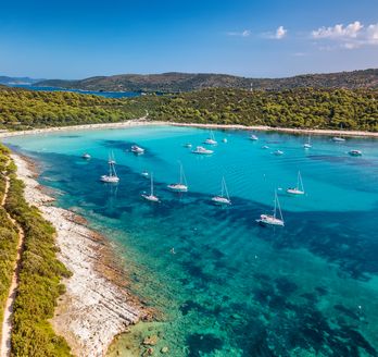Eine Bucht mit türkisfarbenem Wasser und vielen Booten.