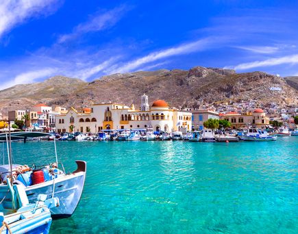 Kleiner griechischer Hafen mit Fischerbooten