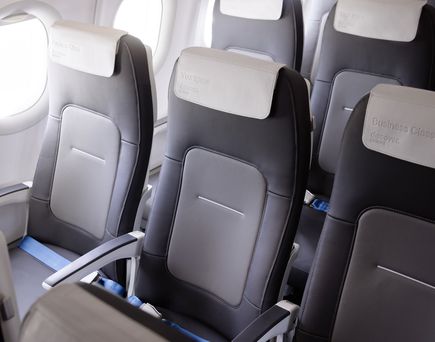 Sitze im Flugzeug A320 der Discover Airlines 