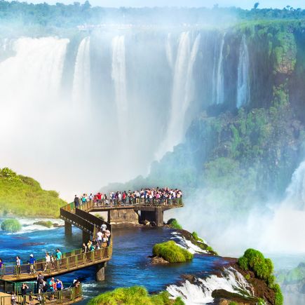 Die imposante Teufelsschlucht, Teil der Iguazú-Wasserfälle, zeigt riesige Wassermassen, die in die Tiefe stürzen und Nebel aufsteigen lassen.