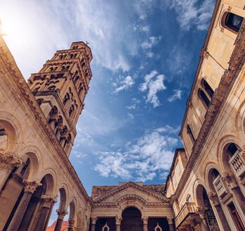 Eine alte Architektur mit hohen Gebäuden und einem blauen Himmel.