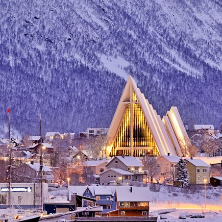 Eismeekathedrale in Tromso im Schnee