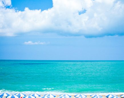 Ferienhaus Italien Urlaub Sonnenschirme und Meer