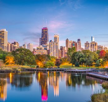 Blick auf Chicago bei Abendlicht 