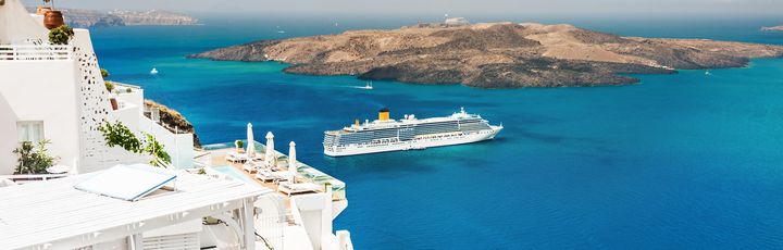 Kreuzfahrtschiff in einer Bucht in Santorini