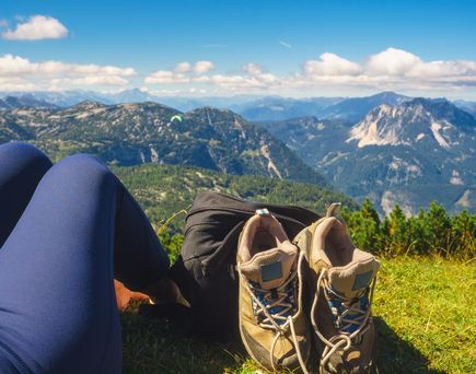 Wanderer ruht sich auf Berg aus