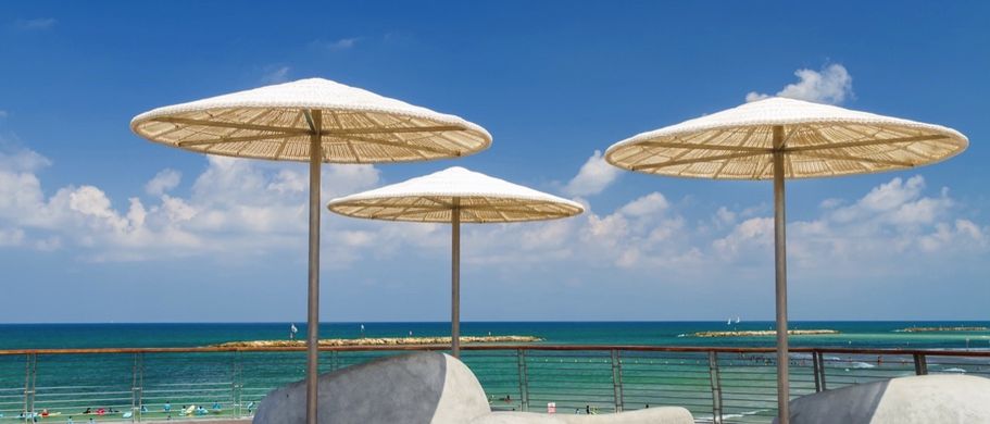 Sonnenschirme an der Strandpromenade in Tel Aviv