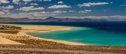 Goldener Sand und türkisblaues Wasser am Playa de Sotavento auf Fuerteventura.