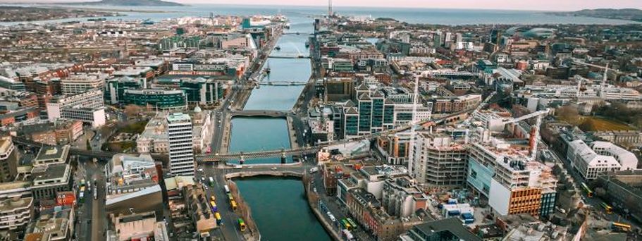 Eine Luftaufnahme von Dublin, Irland, mit einem Fluss und Gebäuden.