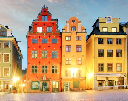 Eine Reihe von bunten Häusern in Stockholm.