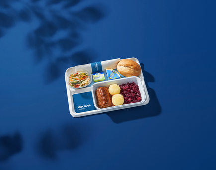 Essen in der Economy Class der Discover Airlines
