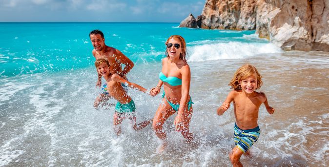 Mutter mit Kind am strand