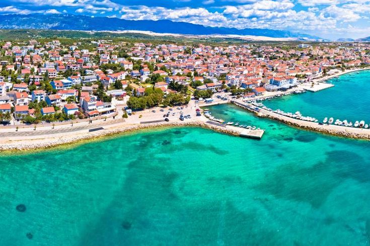 Eine Panoramaansicht von Novalja, Kroatien, mit der Stadt und dem Meer.