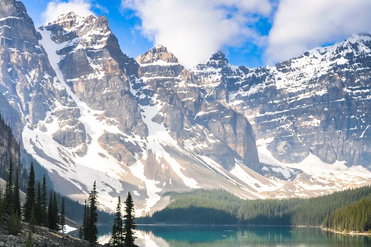 See mit Bergen im Hintergrund in Kanada