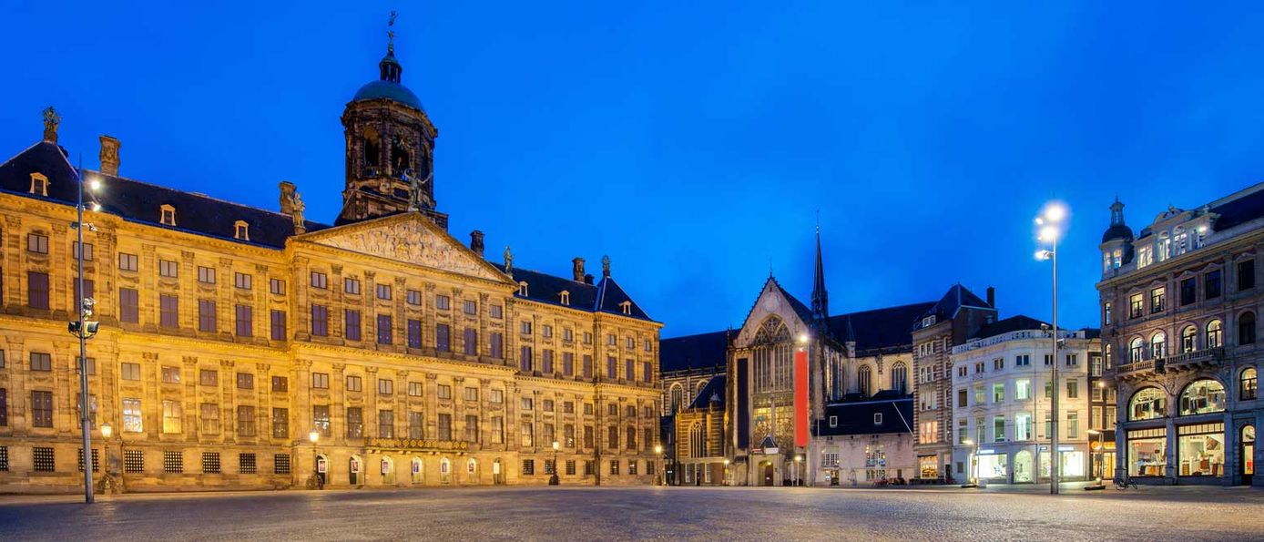  Der Königliche Palast auf dem Dam, dem größten zentrale Platz mitten in der Altstadt von Amsterdam. Der Dam unterbricht die beliebte Fußgängerzone, die nördlich des Palastes als Nieuwendijk und südlich davon als Kalverstraat verläuft