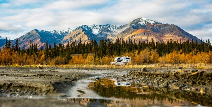 Wohnmobil steht an Küstenstraße mit blauem Meer und blauem Himmel in Australien 