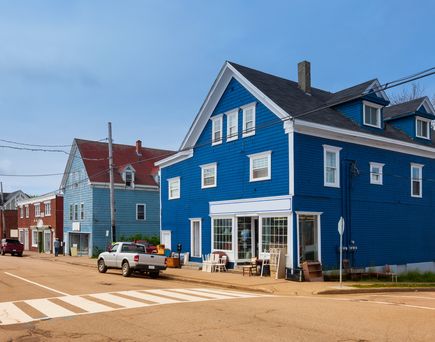 Blaues Haus in einer Strasse in Nova Scotia