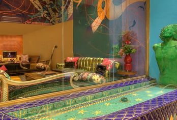 Hotel, Hotel Triton