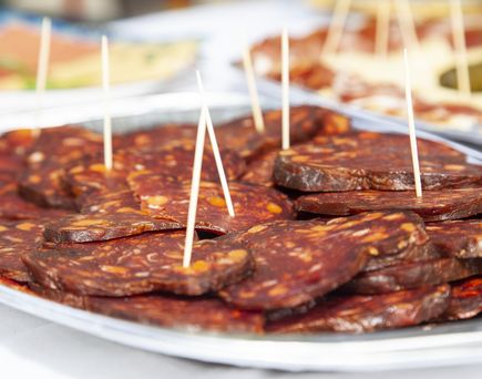 Eine Platte mit Aufschnitt und Käse.