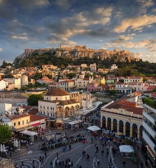 Eine Luftaufnahme der Altstadt von Athen, Griechenland, mit der Akropolis.