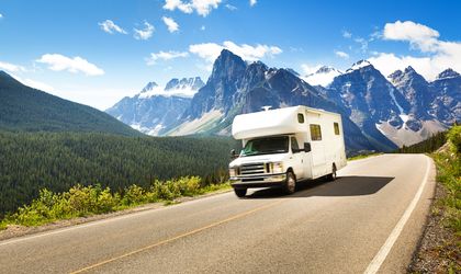 Camper Kanada Wohnmobil Reise Kanadische Berglandschaft und Wald