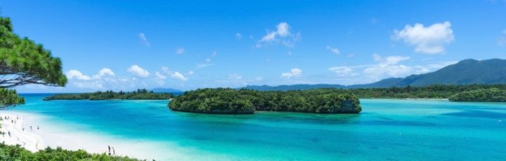 Strandparadies mit türkisfarbenem Wasser auf Okinawa – Die glasklare Lagune von Kabira Bay auf Okinawa verspricht karibische Träume in japanischem Insel-Flair.