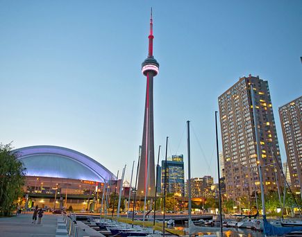 Blick auf den CN Tower vom Hafen aus