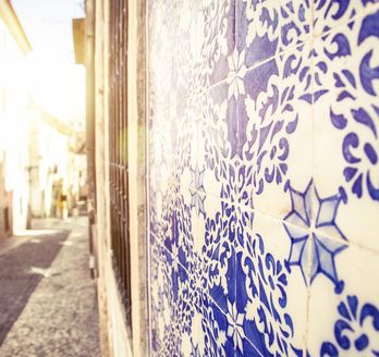 Ein Wandbild oder Fliesenkunst mit einem Vogelmotiv.