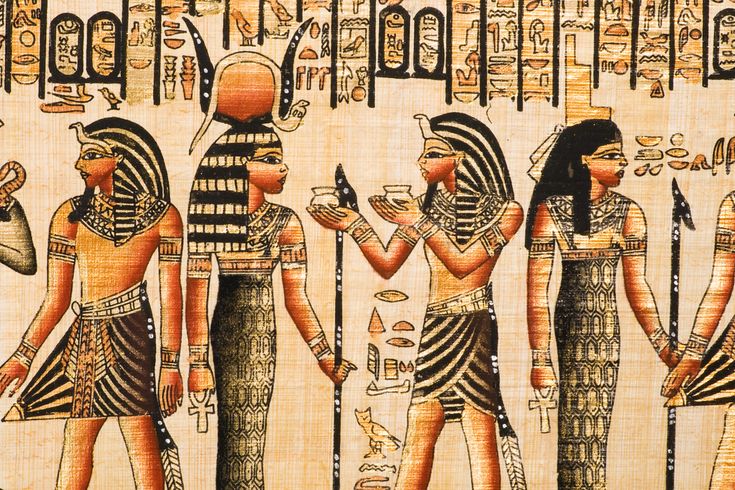 Detailreiche Wanddarstellung auf Papyrus zeigt ägyptische Gottheiten und Pharaonen in traditioneller Kleidung und Symbolik.