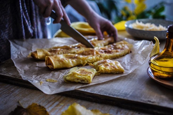 Eine Platte mit traditionellen Štrukli (gefüllten Teigröllchen).