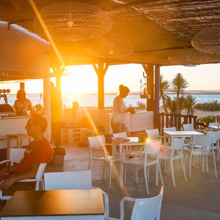 Gemütliche und entspannte Atmosphäre in einem Strandcafé auf der Algarve-Insel Culatra