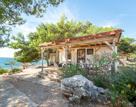 Camping Dalmatien Urlaub Bungalow auf Campingplatz am Wasser