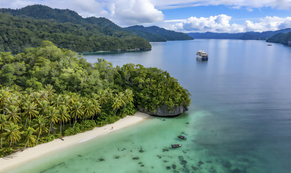 Unterwegs mit der Coral Discoverer traumhafter Strand mit weißem Sand und türkis farbenem Wasser