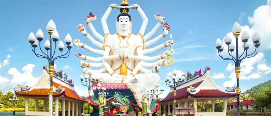 Im Tempel Wat Plai Laem auf Koh Samui wartet eine 18-armige Statue von Guan Yin, der Göttin für Barmherzigkeit und Mitgefühl