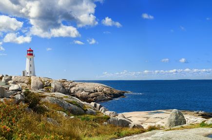 Blick auf Leuchtum auf einem Felsvorsprung in Novia Scotia