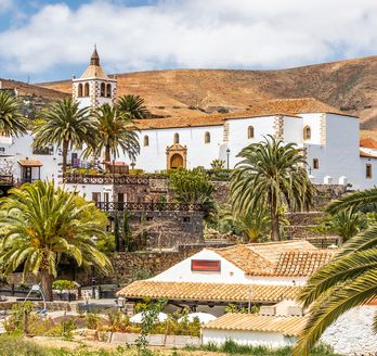 Blick auf Betancuria, Kirche und Häuser.