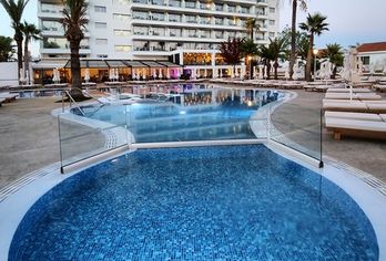 Hotel, Bohemian Gardens Hotel