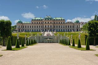 Das Schloss Belvedere in Wien, ein barockes Schloss mit einem weitläufigen Garten.