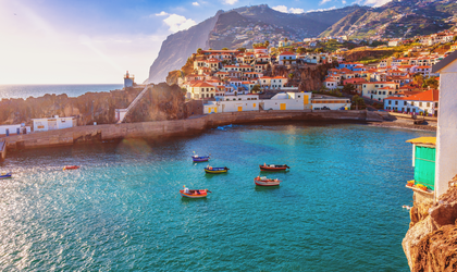 Bunte Boote im Hafen von Camara de Lobos in Madeira 