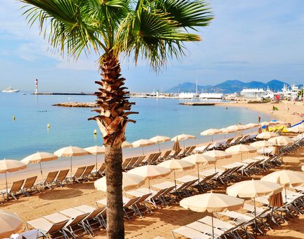 Schöner Luxusstrand für Prominente in Cannes
