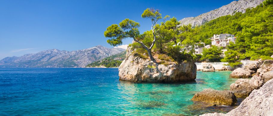 Kroatien Strand Urlaub Felsige Küste und blaues Wasser