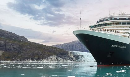 Kreuzfahrtschiff fährt am Berg vorbei